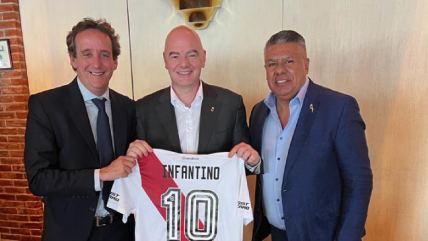 ¿Nuevo refuerzo? Gianni Infantino recibió de regalo una camiseta de River Plate