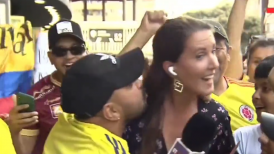 [VIDEO] ¡Impresentable! Hincha colombiano trató de besar a periodista de ESPN en España