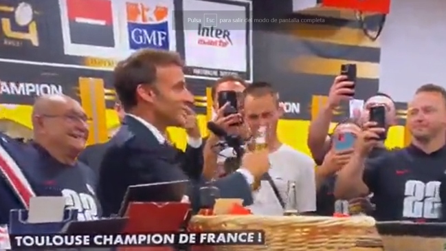 [Video] Presidente Macron fue criticado por beberse al seco una botella de cerveza junto a equipo de rugby