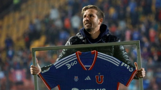 Felipe Seymour fue homenajeado por U. de Chile tras anuncio de su retiro