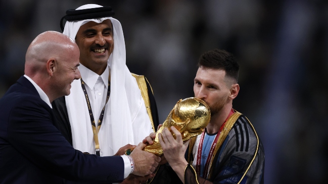 [VIDEO] El histórico momento en que Lionel Messi levantó la Copa del Mundo con Argentina