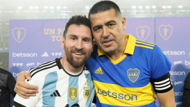 [Videos] "El más grande es Román": Hinchas de Boca dedicaron cánticos a Messi en la despedida de Riquelme