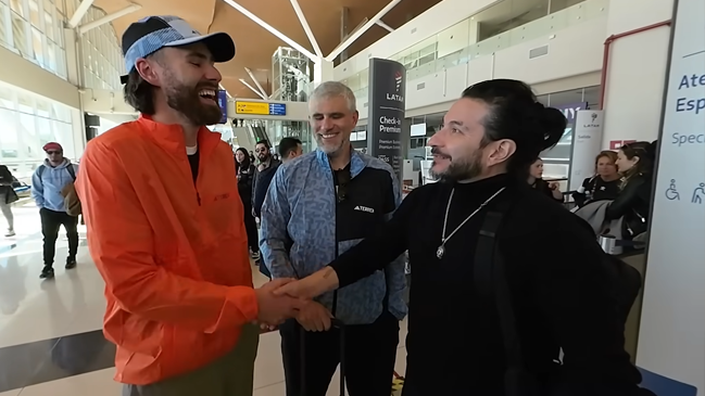[Video] El divertido diálogo de Ben Brereton con Felipe Avello en el aeropuerto