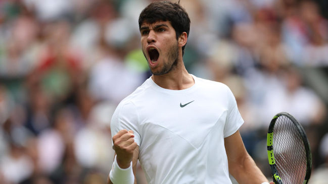 Carlos Alcaraz se impuso con sólido triunfo a Holger Rune y avanzó a semis en Wimbledon