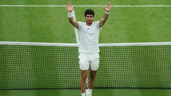 Carlos Alcaraz le ganó con solidez a Medvedev y disputará con Djokovic la final de Wimbledon