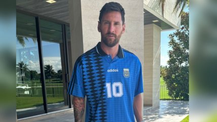 Lionel Messi posó con la camiseta retro de Diego Maradona de 1994