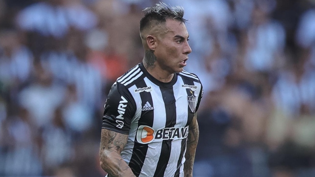 Eduardo Vargas debió escapar de un bar por amenazas de barristas de Atlético Mineiro