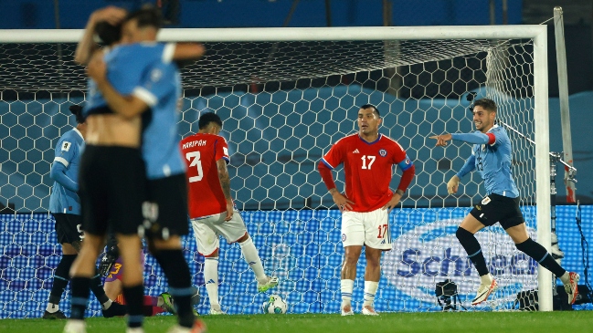 Chile tropezó en su debut en Clasificatorias con dura derrota ante el Uruguay de Bielsa