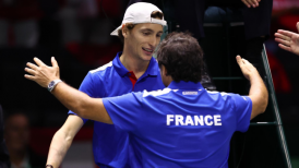 Francia arrolló a Suiza en su debut en la Copa Davis
