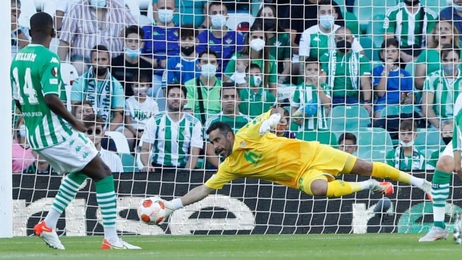 Bravo entrenó con normalidad y se perfila como titular para el debut de Betis en Europa League