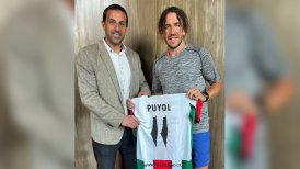 Palestino regaló una camiseta a Carles Puyol durante su visita en Chile