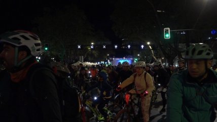 Una masiva cicletada nocturna se realizó en Providencia como previa a Santiago 2023
