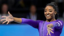 Simone Biles alcanzó los 23 oros mundiales tras imponerse en las finales de barra y suelo