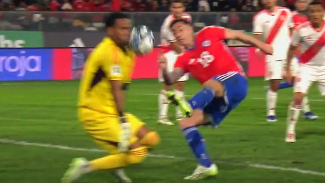 ¡Durísimo! Gallese recibió un pelotazo en la cara que evitó el gol de La Roja