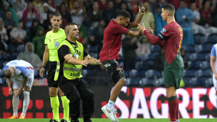 Hincha invadió la cancha e hizo el "Siiiu" frente a Cristiano en duelo de Portugal y Eslovaquia