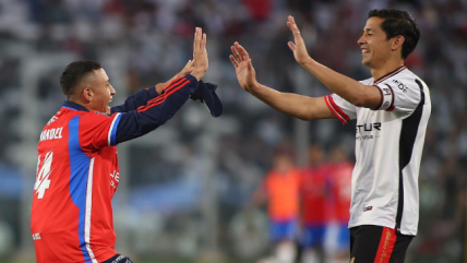 El cariñoso reencuentro de Alexis Sánchez y Matías Fernández en el Monumental