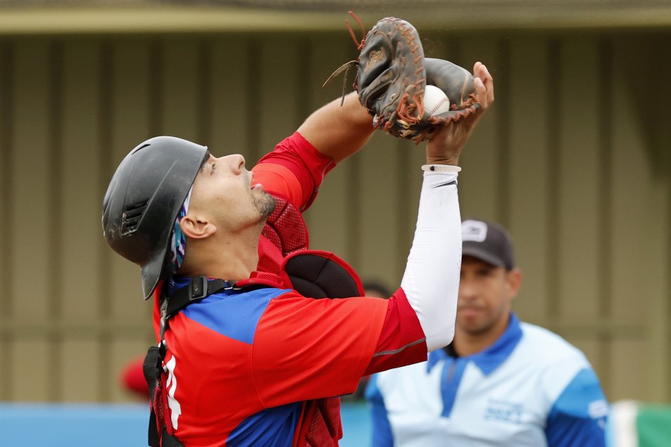 Equipo de beisbol jugó con un uniforme para ciegos