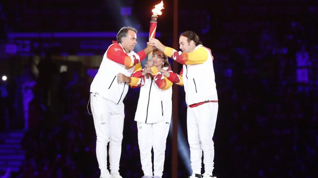 Lucy López, Nicolás Massú y Fernando González encendieron el pebetero de Santiago 2023