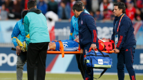 Felipe Loyola tuvo que ser trasladado a Santiago tras su duro choque contra jugador uruguayo