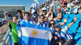 Equipo inclusivo argentino apoyó a su selección de hockey césped en Santiago 2023