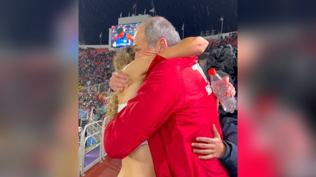 ¡Abrazo de oro! El emotivo saludo de Gert Weil a su hija Martina tras coronarse en Santiago 2023