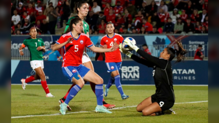Dando la cara: Las atajadas de María José Urrutia en el arco de La Roja