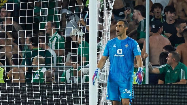 Bravo terminó con molestias físicas en goleada de Betis sobre Aris Limassol en Europa League