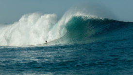 Australiana rompió el récord de la ola más grande surfeada a remo