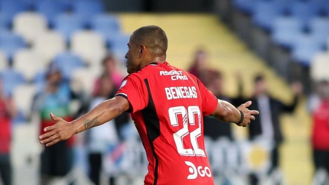 Colo Colo tomó ventaja ante River Plate con un penal de Leandro Benegas