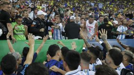 ¡Caos en Maracaná! Jugadores intentaron parar incidentes entre hinchas argentinos y la policía