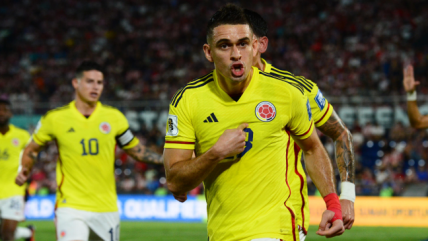Rafael Santos Borré anotó de penal para la victoria de Colombia en Paraguay
