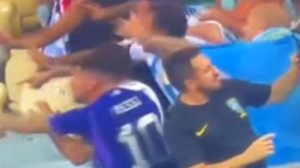 Espectador se tomó una selfie a metros de la batalla entre hinchas argentinos y la policía