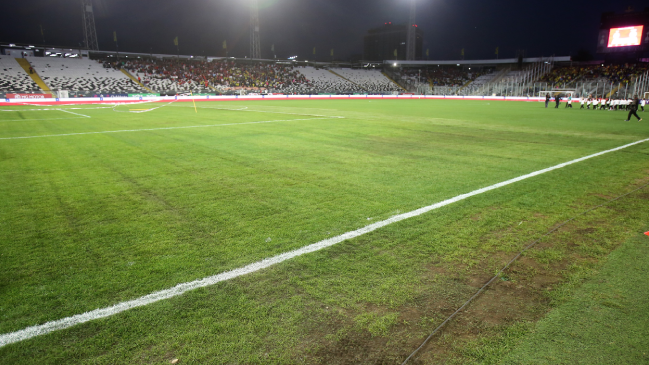 Colo Colo evalúa usar el pasto de su cancha de entrenamiento para parchar la principal