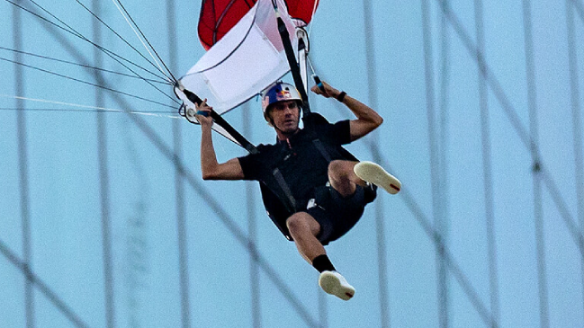 Brian Grubb hizo historia en los deportes extremos tras unir el wakeskate y el salto base