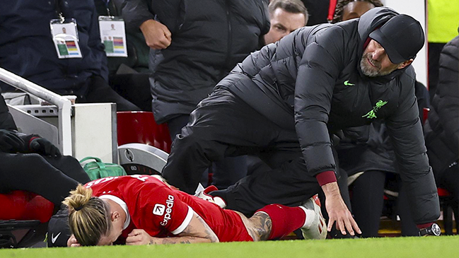 Jugador de Liverpool se lesionó tras chocar con Jürgen Klopp en el duelo ante Arsenal