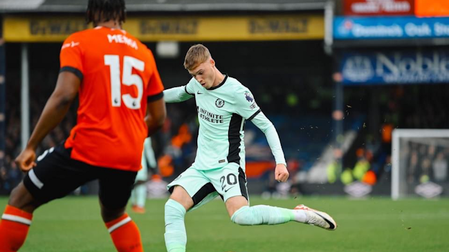 El grosero error de la defensa de Luton que generó el gol de Cole Palmer para Chelsea