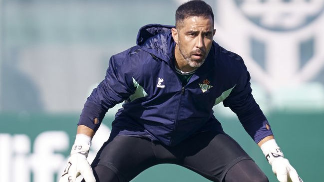 Claudio Bravo fue la gran novedad en los entrenamientos de Real Betis