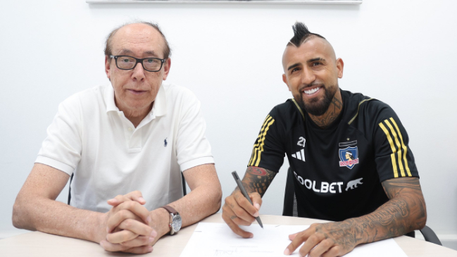 Arturo Vidal firmó su contrato con Colo Colo