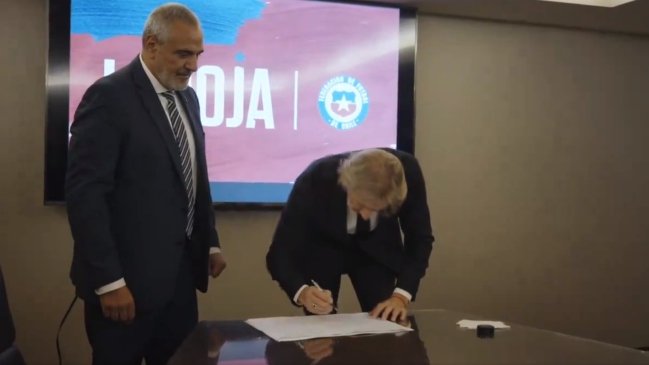 El momento en que Ricardo Gareca firmó su contrato con la selección chilena