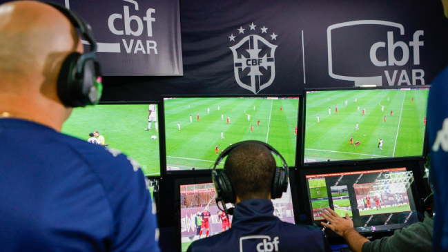 Los árbitros explicarán al público las decisiones del VAR en Brasil