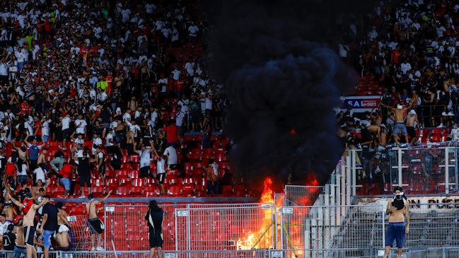 Barristas de Colo Colo prendieron fuego cerca del memorial del Estadio Nacional
