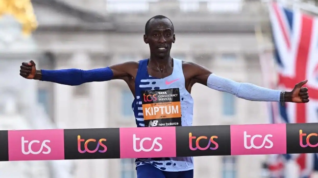 Viuda de Kelvin Kiptum contó que atleta quería bajar las dos horas en un maratón