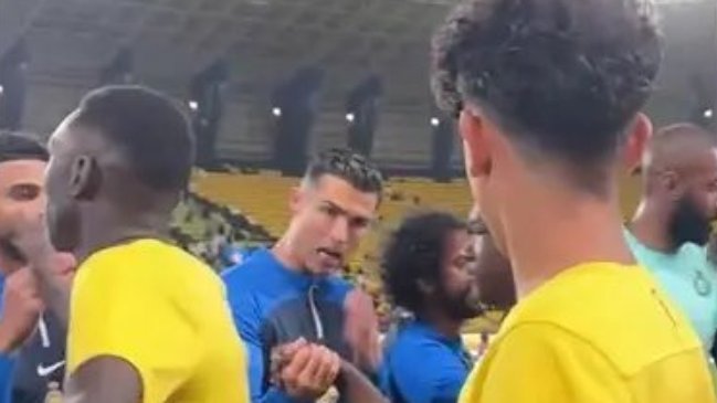 [Video] Cristiano Ronaldo regañó a su hijo por no saludarlo en homenaje a la sub 13 de Al Nassr