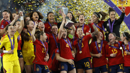 El festejo de España con el trofeo de la primera Nations League femenina