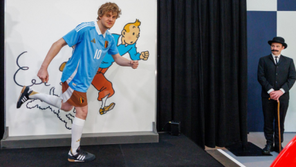 La selección de Bélgica presentó su nueva camiseta inspirada en "Tintín"
