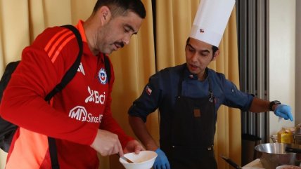 ¿Nueva faceta? Claudio Bravo participó en la cocina en gira con La Roja