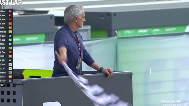 José Mourinho sorprendió al dar el banderazo final en el Moto GP de Portugal