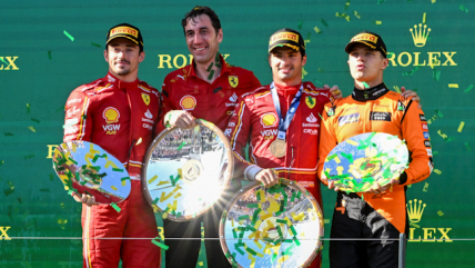 Sainz se alzó victorioso en Melbourne en carrera marcada por el abandono de Verstappen