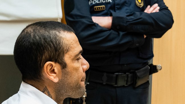 Dani Alves logra salir de la cárcel tras pagar millonaria fianza