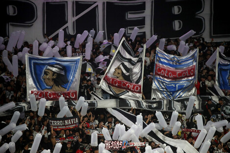 Hincha de Colo Colo cayó en un agujero celebrando el gol ante Cerro Porteño en el Monumental